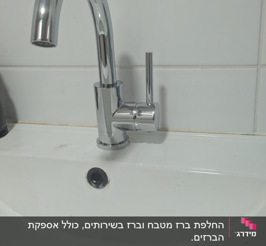 ברז כיור בחדר אמבטיה עם אריחים לבנים